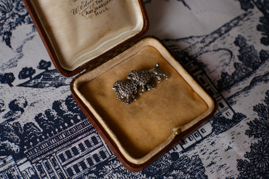 Broche ancienne victorienne en argent représentant des caniches français