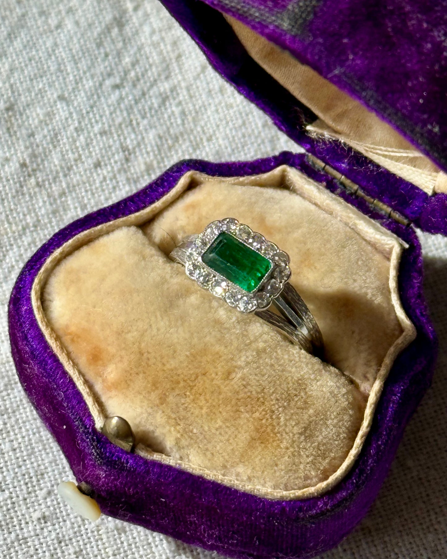 Antique Art Deco 18k White Gold Emerald and Diamonds Ring
