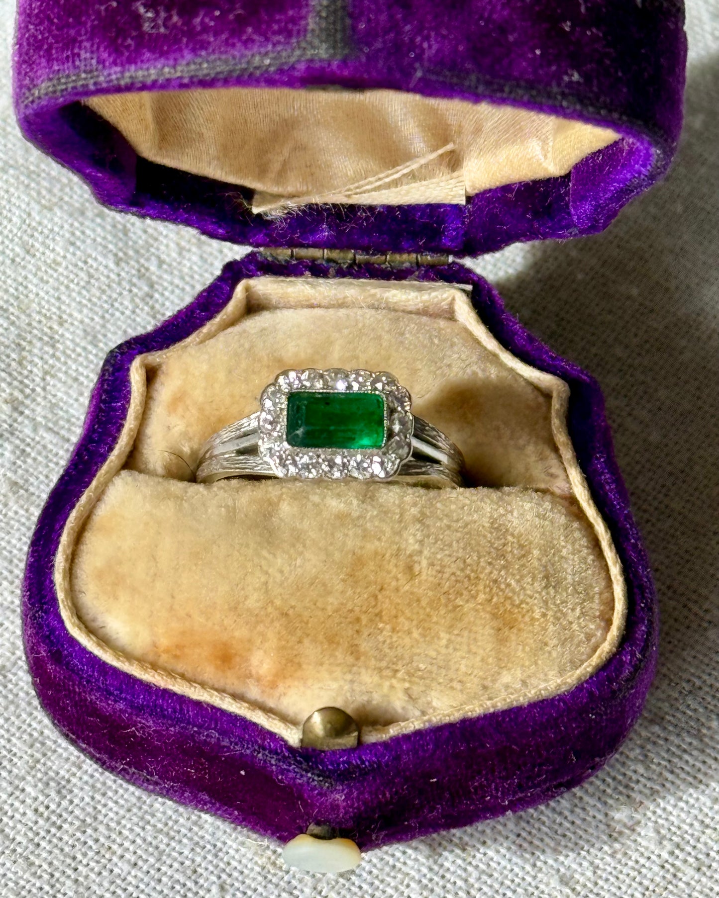 Antique Art Deco 18k White Gold Emerald and Diamonds Ring
