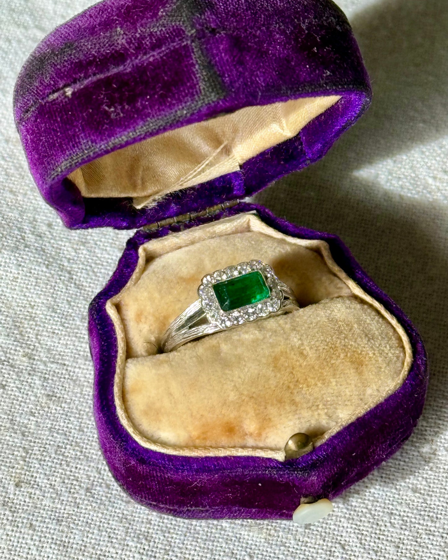 Antique Art Deco 18k White Gold Emerald and Diamonds Ring