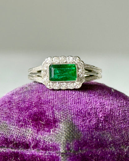 Antique Art Deco 18k White Gold Emerald and Diamonds Ring
