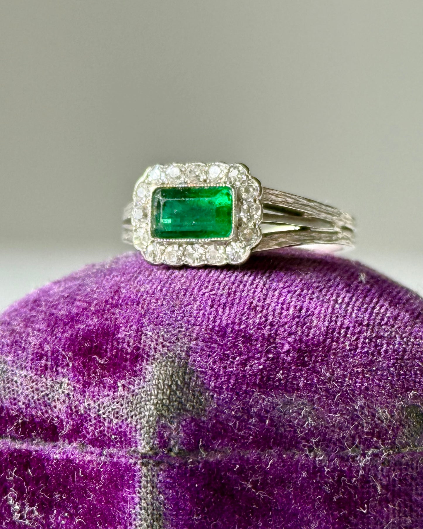 Antique Art Deco 18k White Gold Emerald and Diamonds Ring