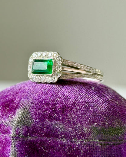Antique Art Deco 18k White Gold Emerald and Diamonds Ring