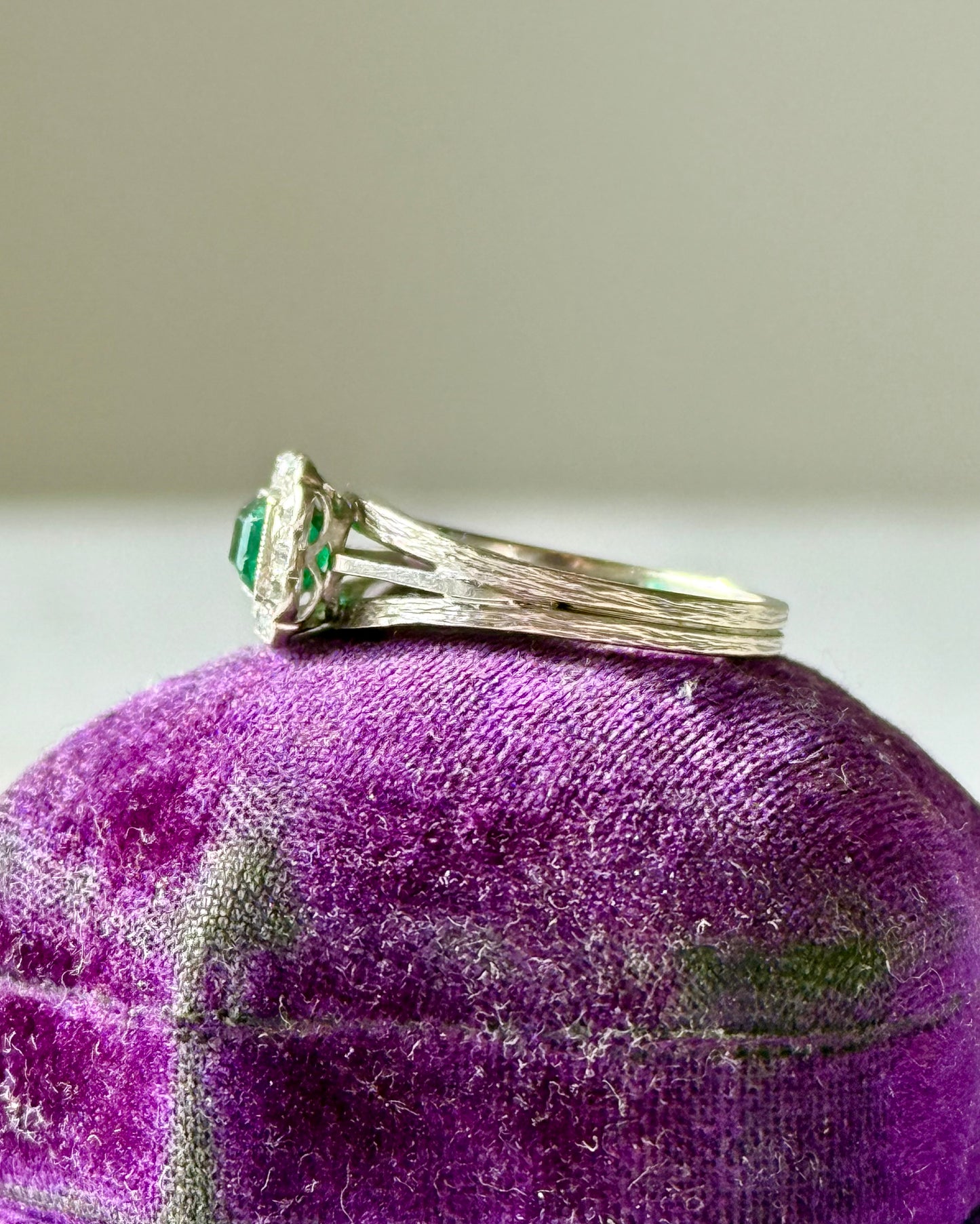 Antique Art Deco 18k White Gold Emerald and Diamonds Ring