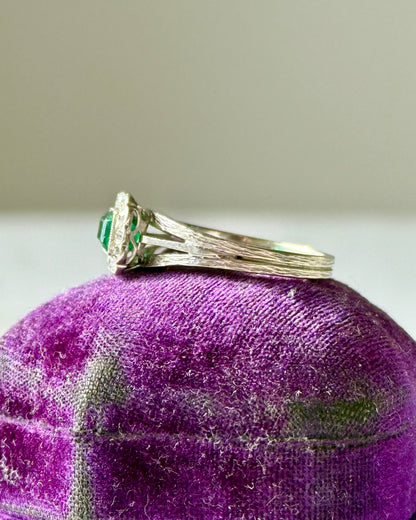 Antique Art Deco 18k White Gold Emerald and Diamonds Ring