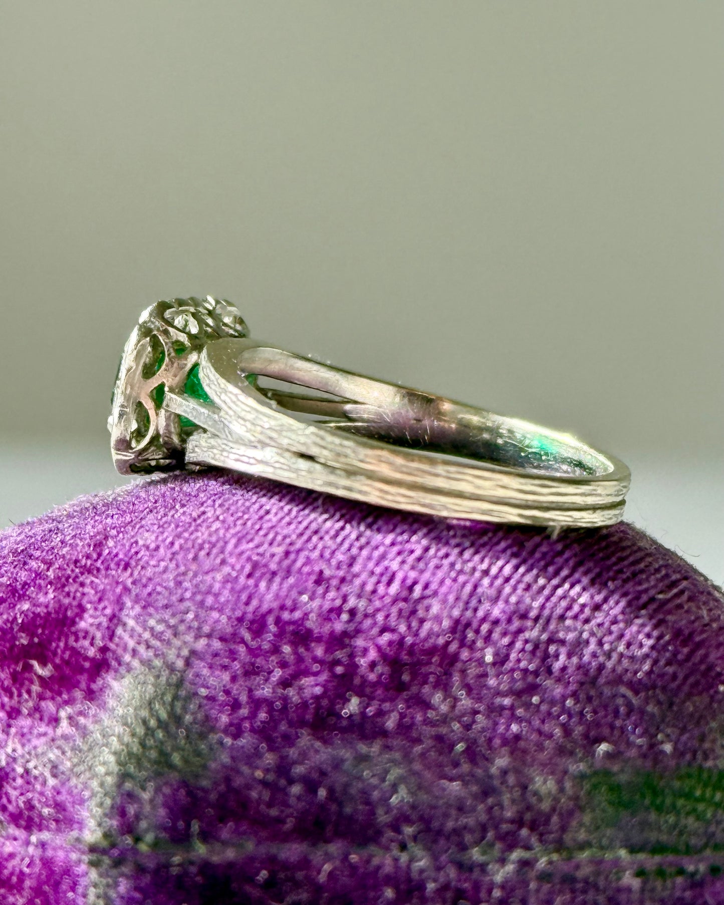 Antique Art Deco 18k White Gold Emerald and Diamonds Ring