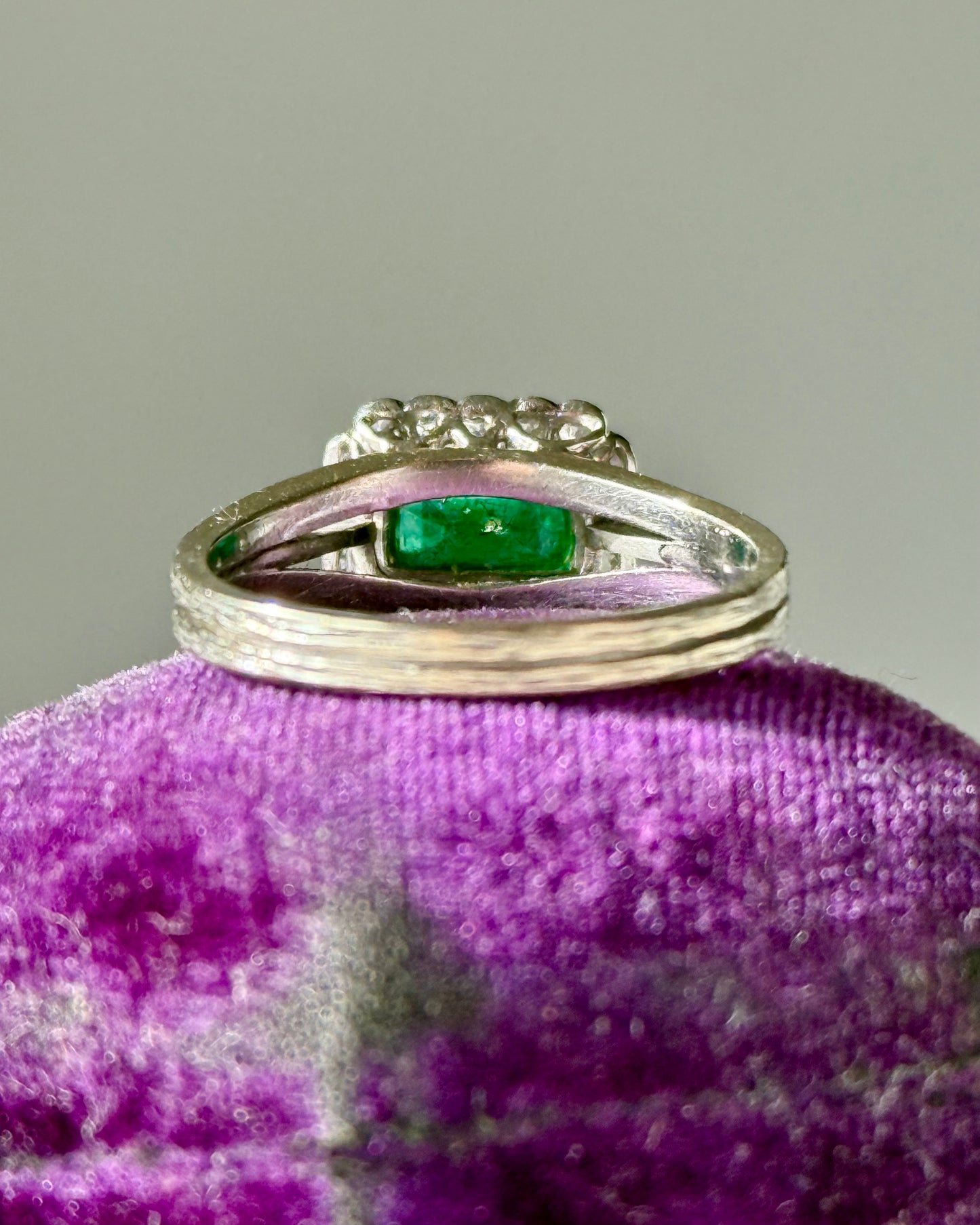 Antique Art Deco 18k White Gold Emerald and Diamonds Ring
