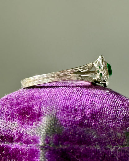 Antique Art Deco 18k White Gold Emerald and Diamonds Ring