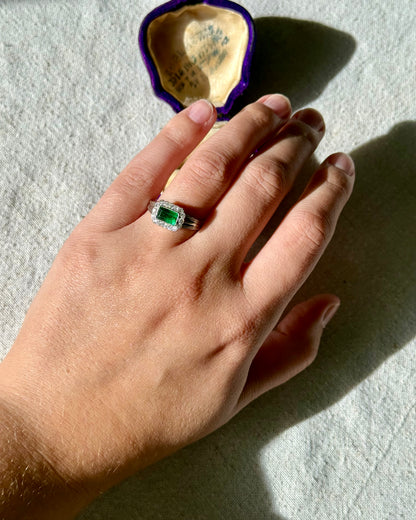 Antique Art Deco 18k White Gold Emerald and Diamonds Ring