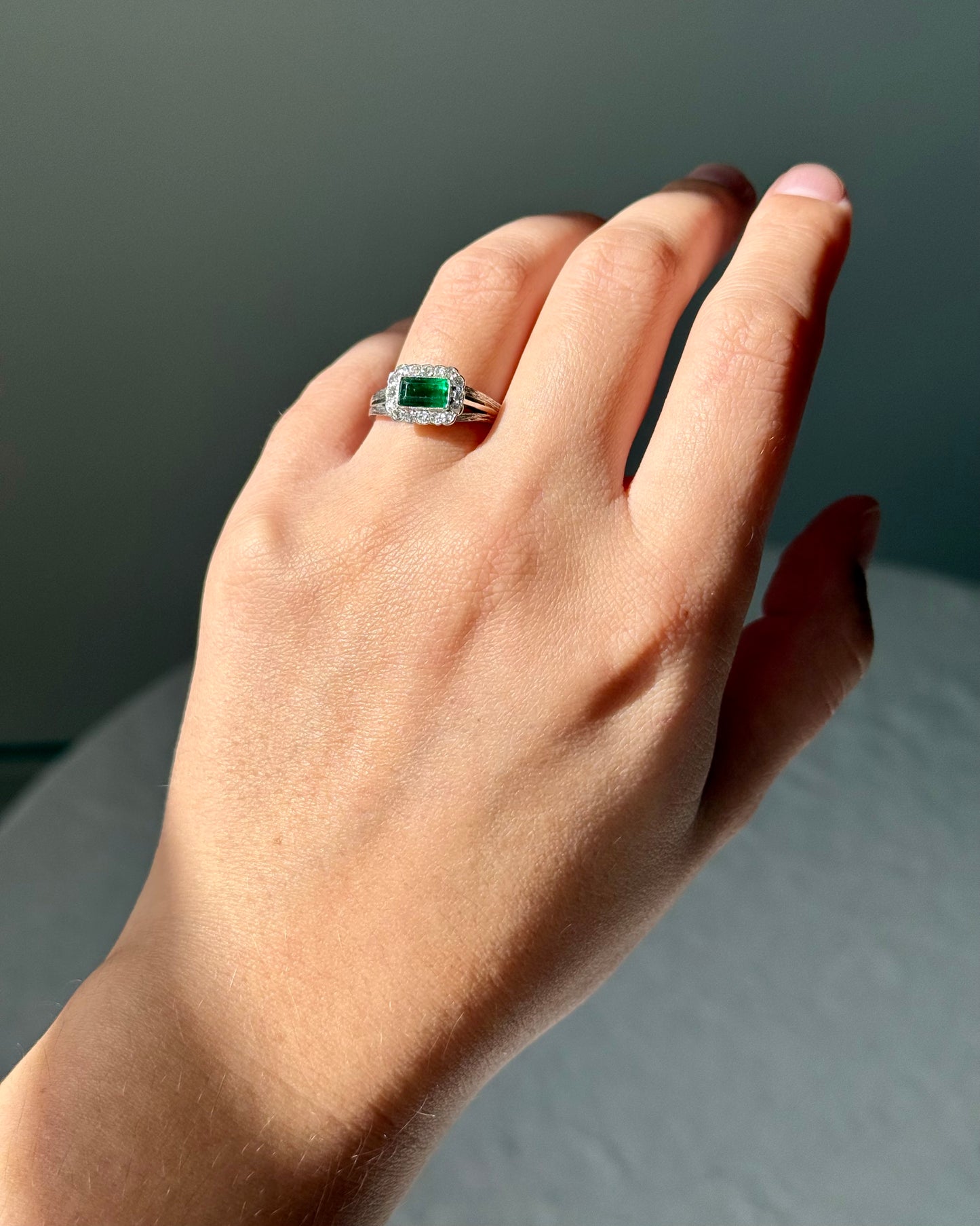 Antique Art Deco 18k White Gold Emerald and Diamonds Ring