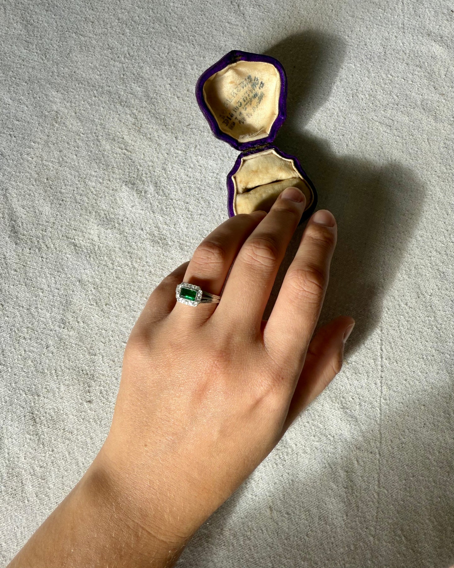 Antique Art Deco 18k White Gold Emerald and Diamonds Ring