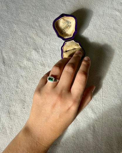 Antique Art Deco 18k White Gold Emerald and Diamonds Ring