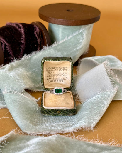 Antique Art Deco 18k White Gold Emerald and Diamonds Ring