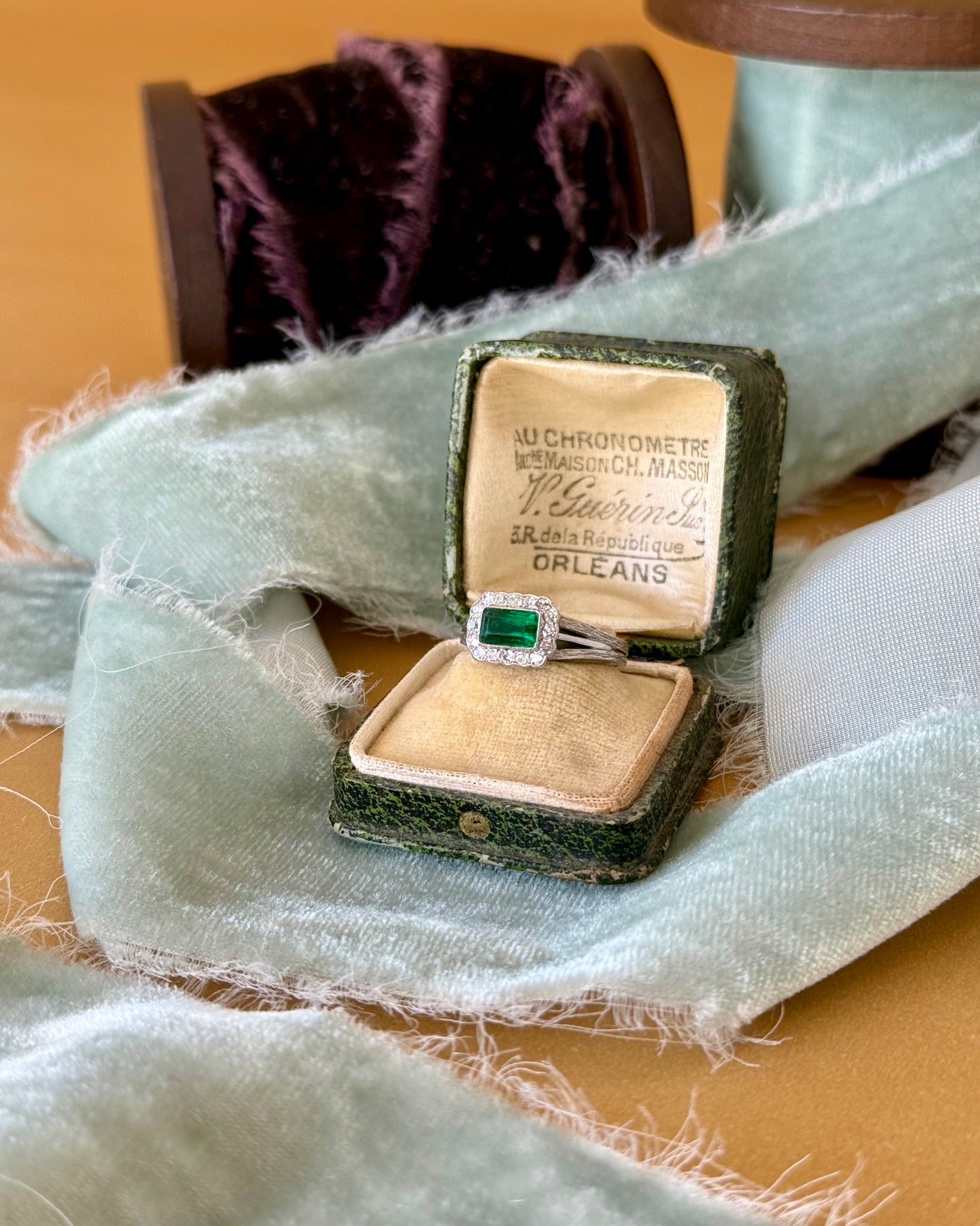 Antique Art Deco 18k White Gold Emerald and Diamonds Ring