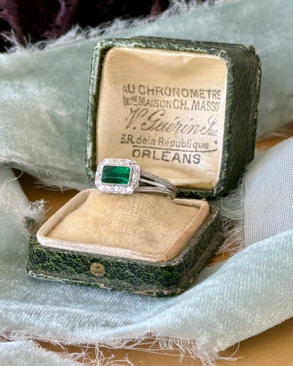 Antique Art Deco 18k White Gold Emerald and Diamonds Ring