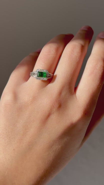Antique Art Deco 18k White Gold Emerald and Diamonds Ring